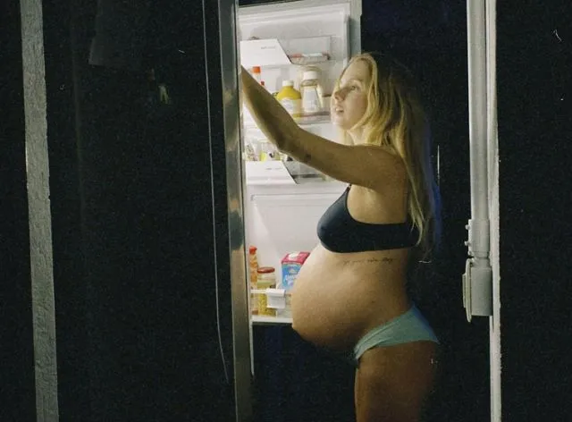 Isabella Scherer mostra barrigão de grávida ao "assaltar" a geladeira