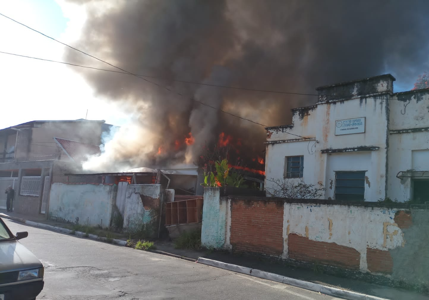 VÍDEO: Incêndio destrói casa no Pedregulho, em Guaratinguetá