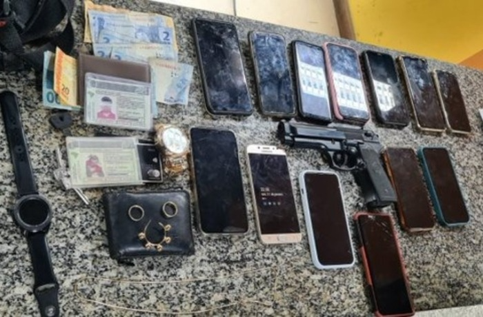 Com os criminosos foram recuperados dez celulares roubados