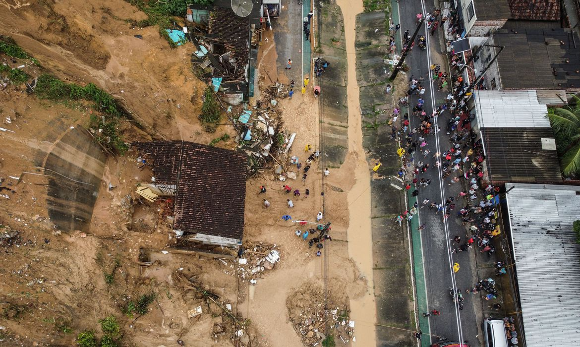 Chuva causa estragos no Recife e em mais 13 cidades pernambucanas. Fotos: Prefeitura de Recife