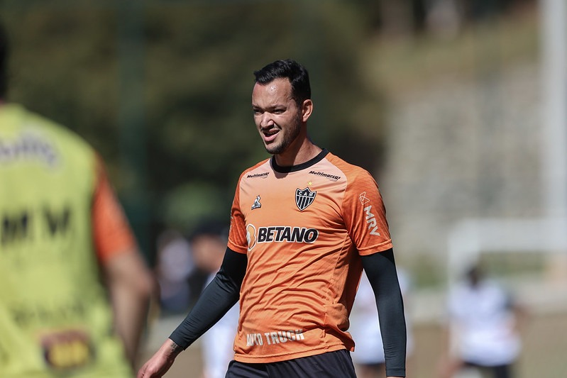 Zagueiro Réver em treino desta quinta-feira (02) Pedro Souza / Atlético 