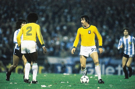 Chicão em campo contra a Argentina na Copa de 1978 Site oficial da Fifa