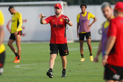 Lucas Silvestre, auxiliar e filho de Dorival, comandará o Fla na Arena Pantanal Gilvan de Souza / Flamengo