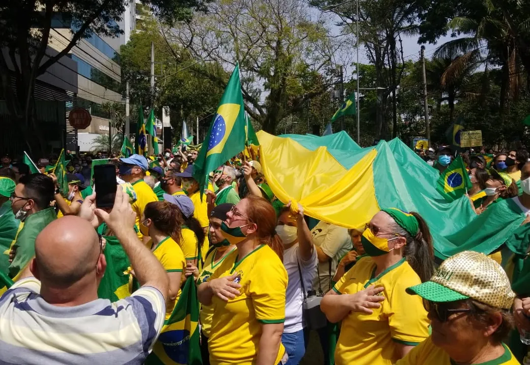 Manifestantes reunidos perto do Parque Vicentina Aranha, em São José dos Campos