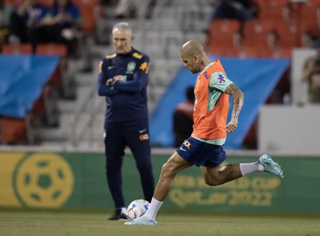 Daniel Alves e Tite no treino da Seleção Brasileira