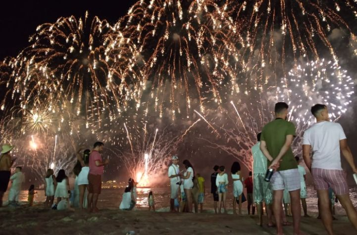 Tradicional espetáculo de fogos durou 16 minutos Pedro Dobal