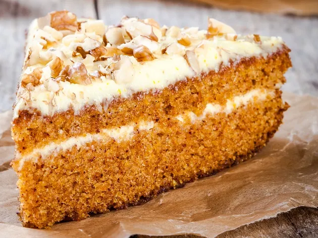 Carrot cake: aprenda a fazer o bolo de cenoura americano com especiarias