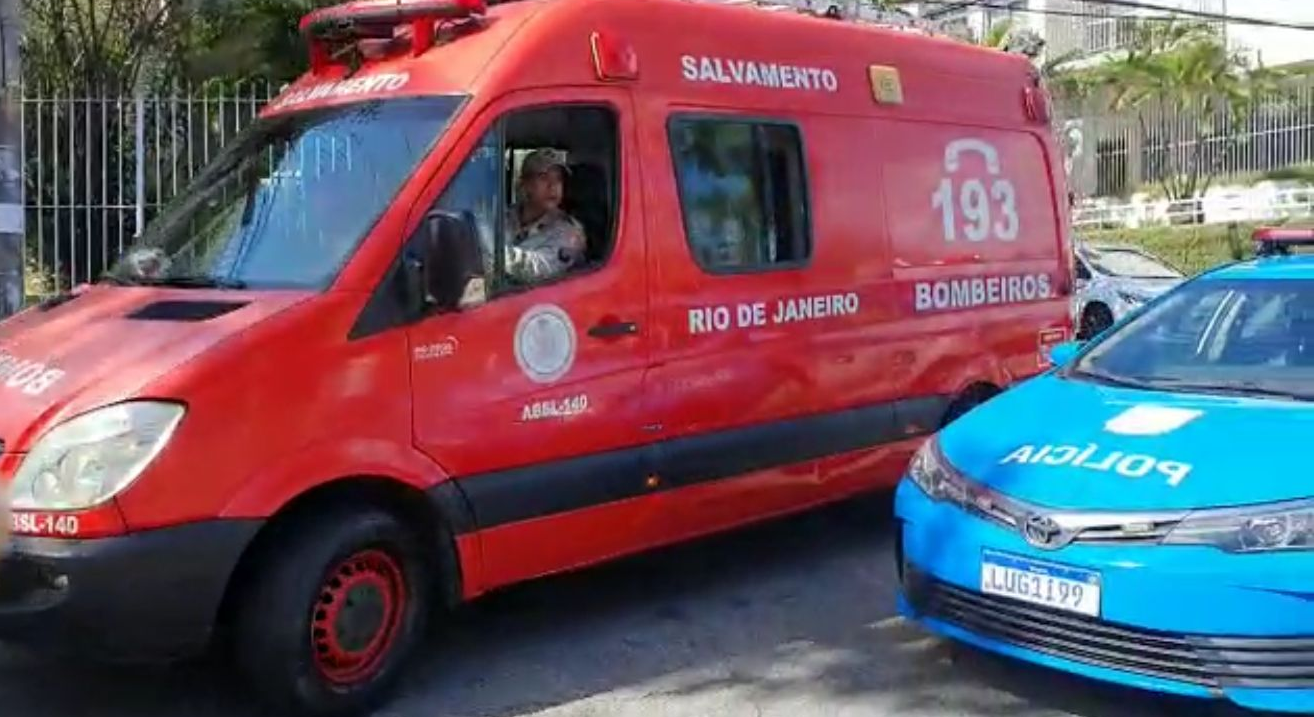 A ambulância chegou na escola para socorrer os alunos feridos Reprodução