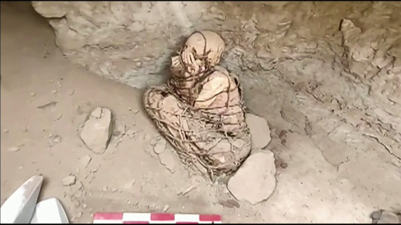 Arqueólogos descobrem múmia de até 1.200 anos no Peru