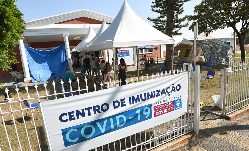 Pacientes fazem fila para tomar vacina contra a covid-19 Divulgação/PMC