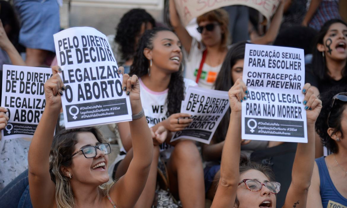 Fachin cobra explicações do governo sobre política de aborto