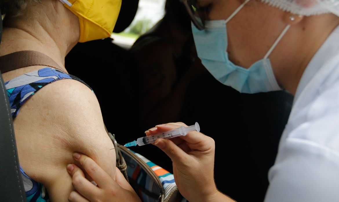 Paciente toma vacina contra a doença  Divulgação