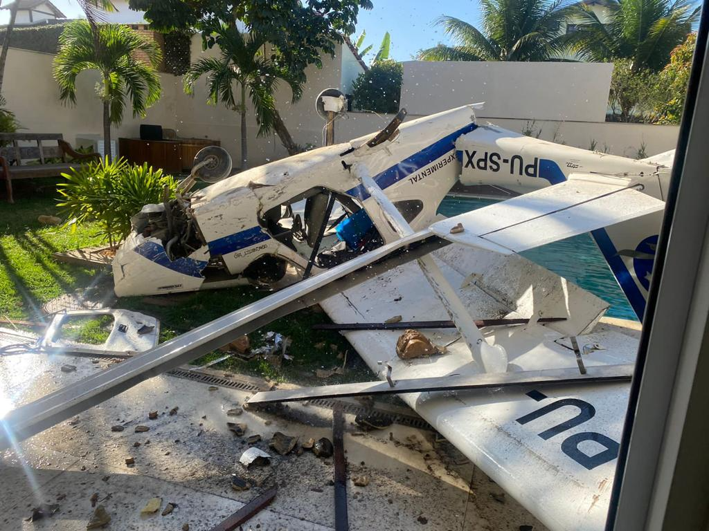 Avião cai em condomínio na Barra da Tijuca na tarde desta segunda-feira