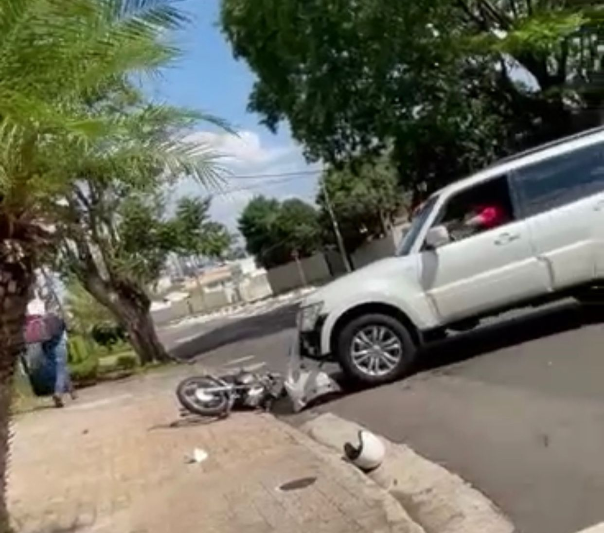 O motorista do veículo que avançou contra o motociclista foi identificado e responderá por tentativa de homicídio. Foto: Reprodução/Redes Sociais