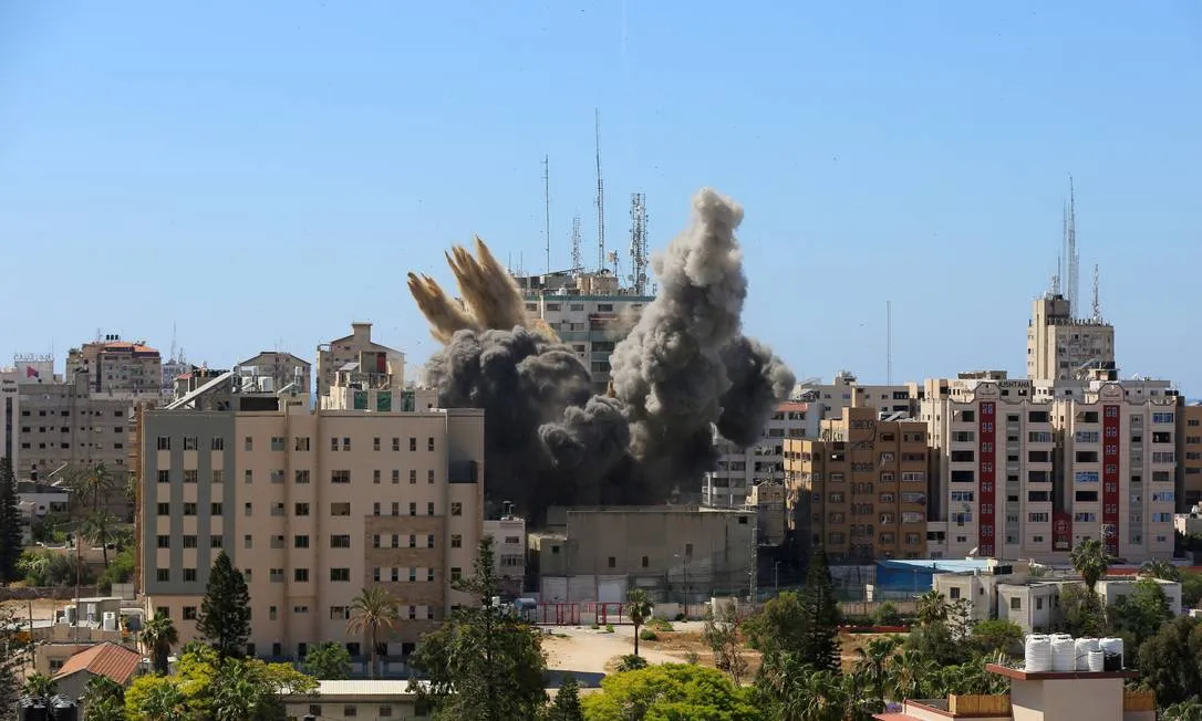 Míssil de Israel atinge prédio de agências de notícias em Gaza