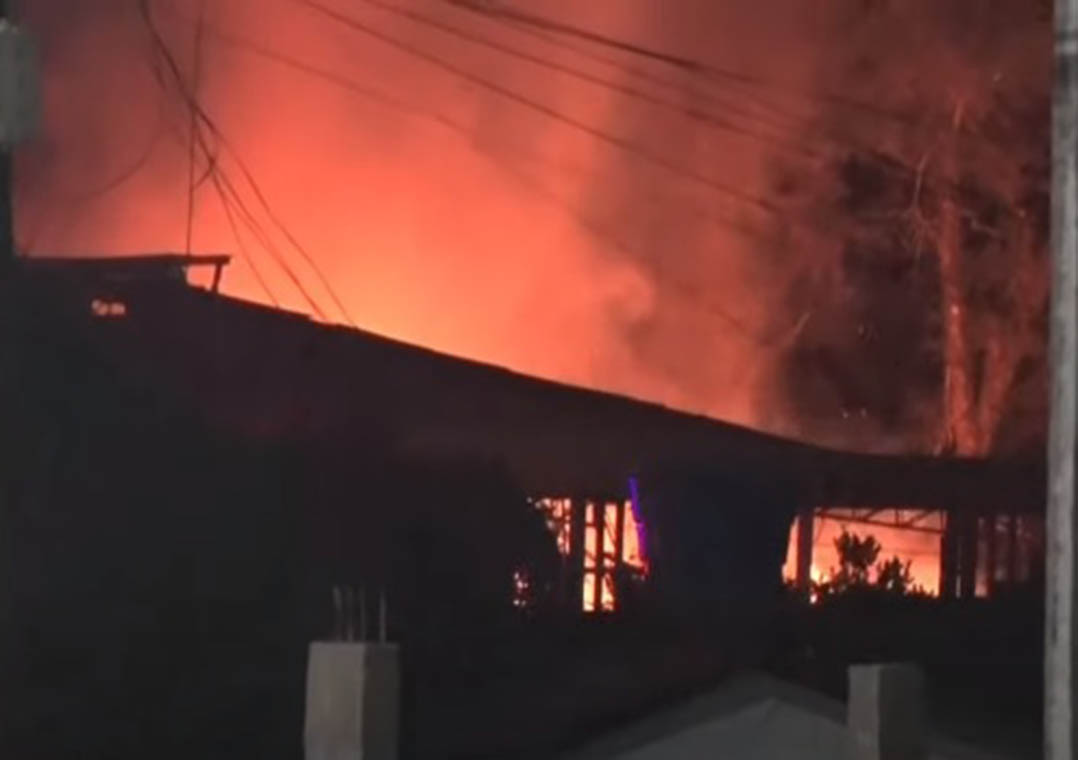 Barracão é parcialmente destruído por incêndio em Curitiba  Reprodução/TV Band Curitiba