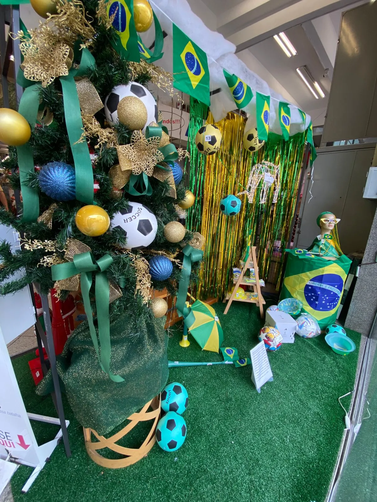 Empresária monta árvore de Natal decorada com tema da Copa do Mundo | Band