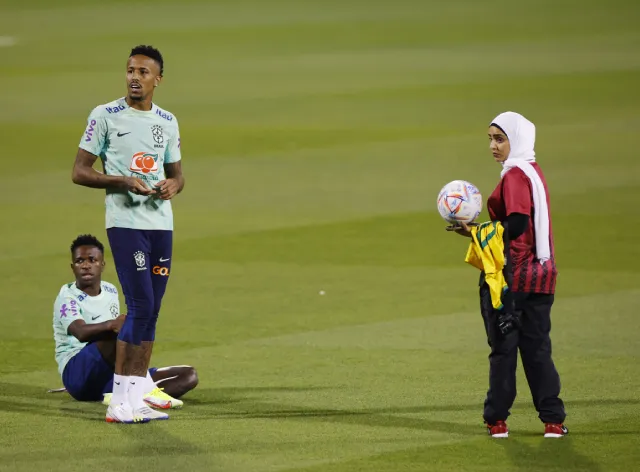 Éder Militão e Vini Jr. no treino da Seleção Brasileira no Catar