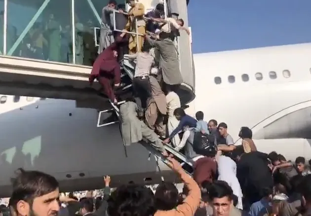Moradores e estrangeiros tentando fugir do Afeganistão após tomada de poder pelo grupo terrorista Talibã