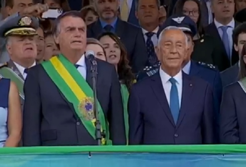 Bolsonaro e presidente de Portugal assistem a desfile cívico-militar Reprodução/TV Brasil