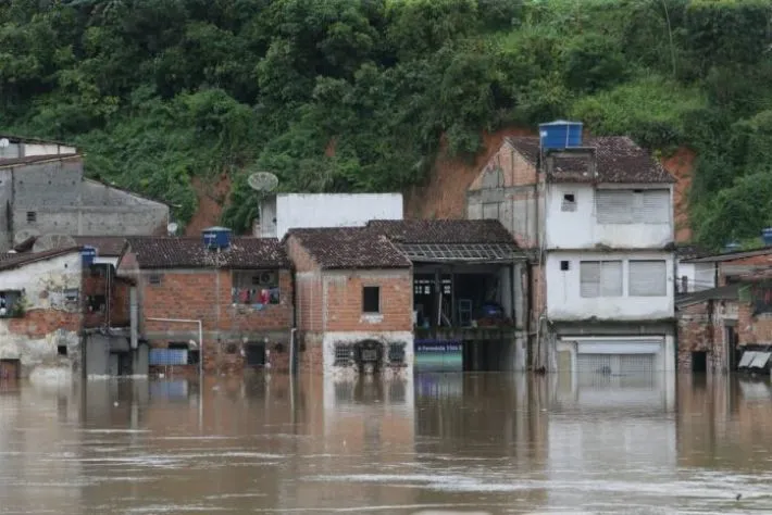 Número de desalojados por enchentes na Bahia aumenta