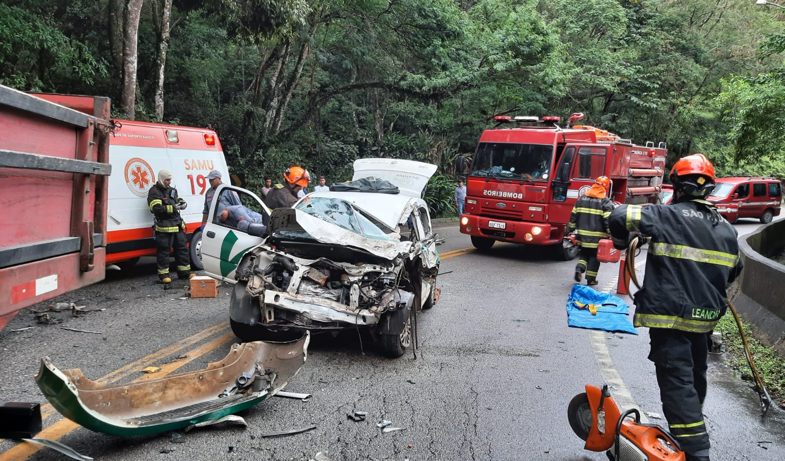 Acidente envolvendo carro e caminhão deixa um ferido em São Sebastião Divulgação/Corpo de Bombeiros