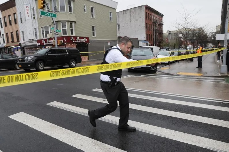 Polícia segue à procura de suspeito de ser autor de ataque no metrô em Nova York Reuters