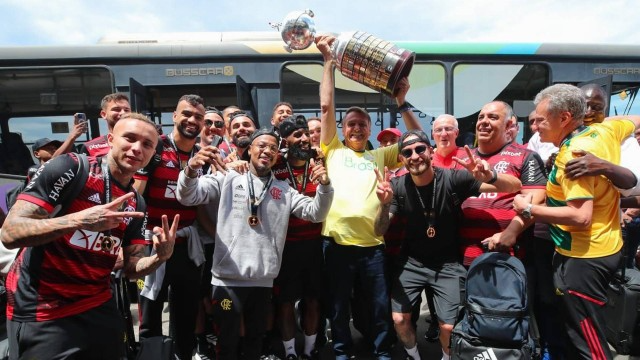 Jair Bolsonaro posou ao lado de parte da delegação do clube e da taça da Libertadores Divulgação