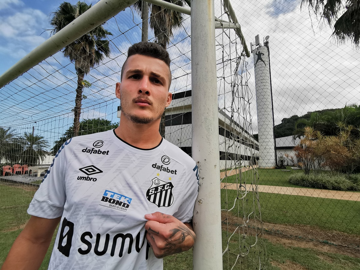 Danilo Boza já com a camisa do Santos Twitter Santos