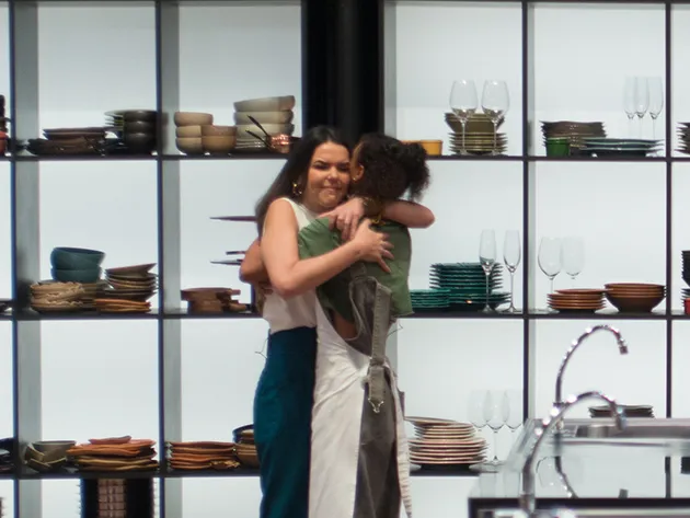 Raquel abraça Daphne em despedida do MasterChef