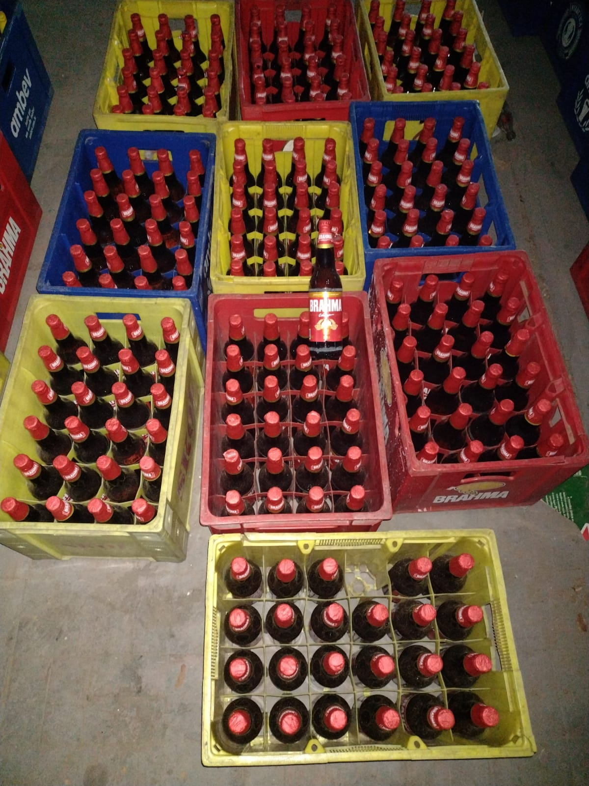 Cervejas apreendidas  Divulgação/Polícia Civil