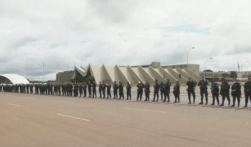 Agentes de segurança mobilizados no QG do Exército em Brasília Reprodução/Band