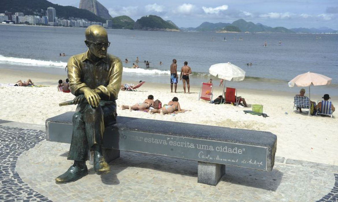 Estátua fica em Copacabana