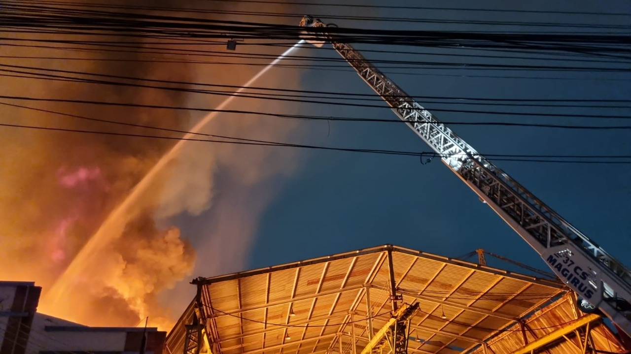 Incêndio prolongou-se pela madrugada desta quarta (9) Reprodução