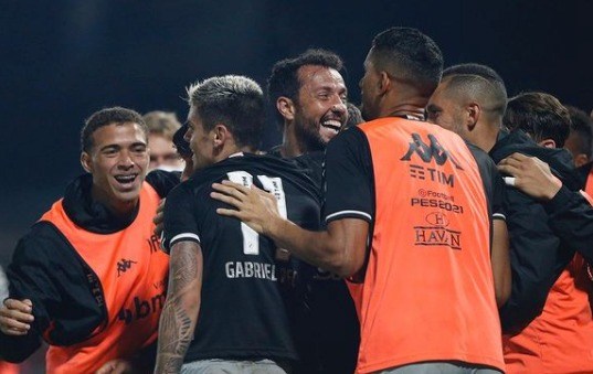 Jogadores comemoram gol de Nenê, que deu a vitória ao Vasco diante do Brusque Rafael Ribeiro / Vasco