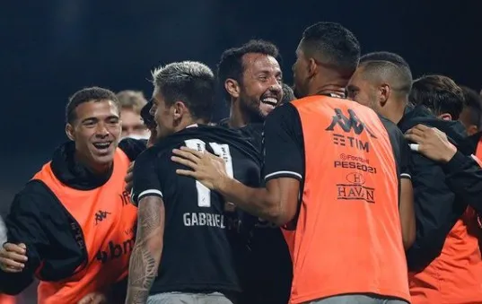 Jogadores comemoram gol de Nenê, que deu a vitória ao Vasco diante do Brusque