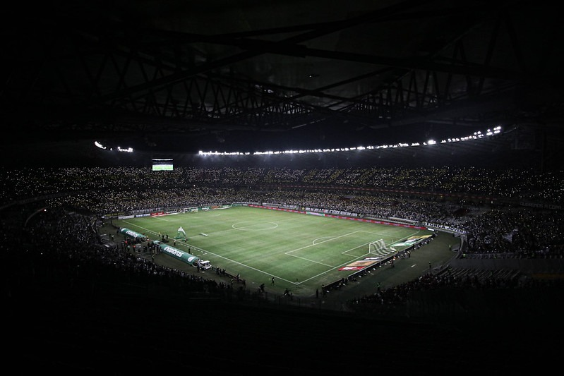 Com a presença de 53 mil torcedores no Mineirão, Atlético vence o Flamengo, por 2 a 1