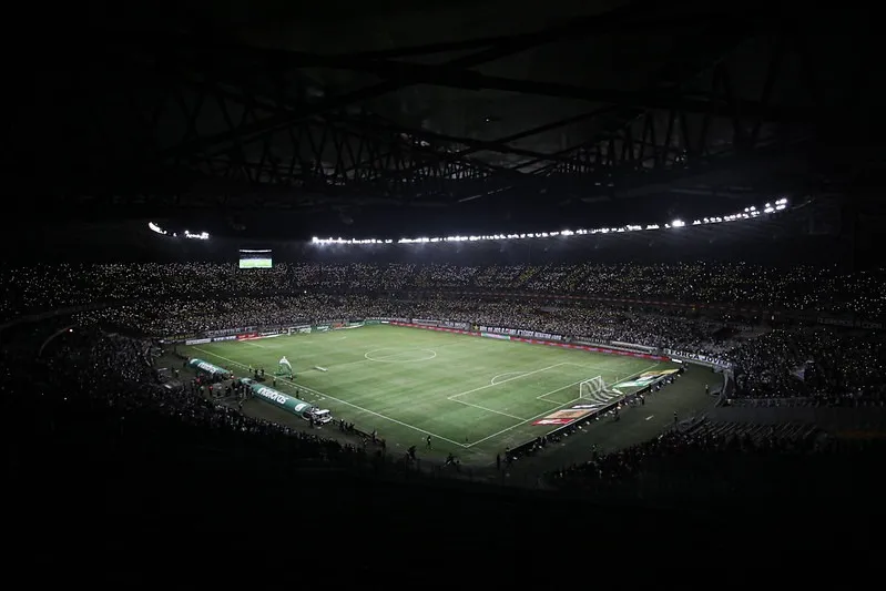 Com a presença de 53 mil torcedores no Mineirão, Atlético vence o Flamengo, por 2 a 1
