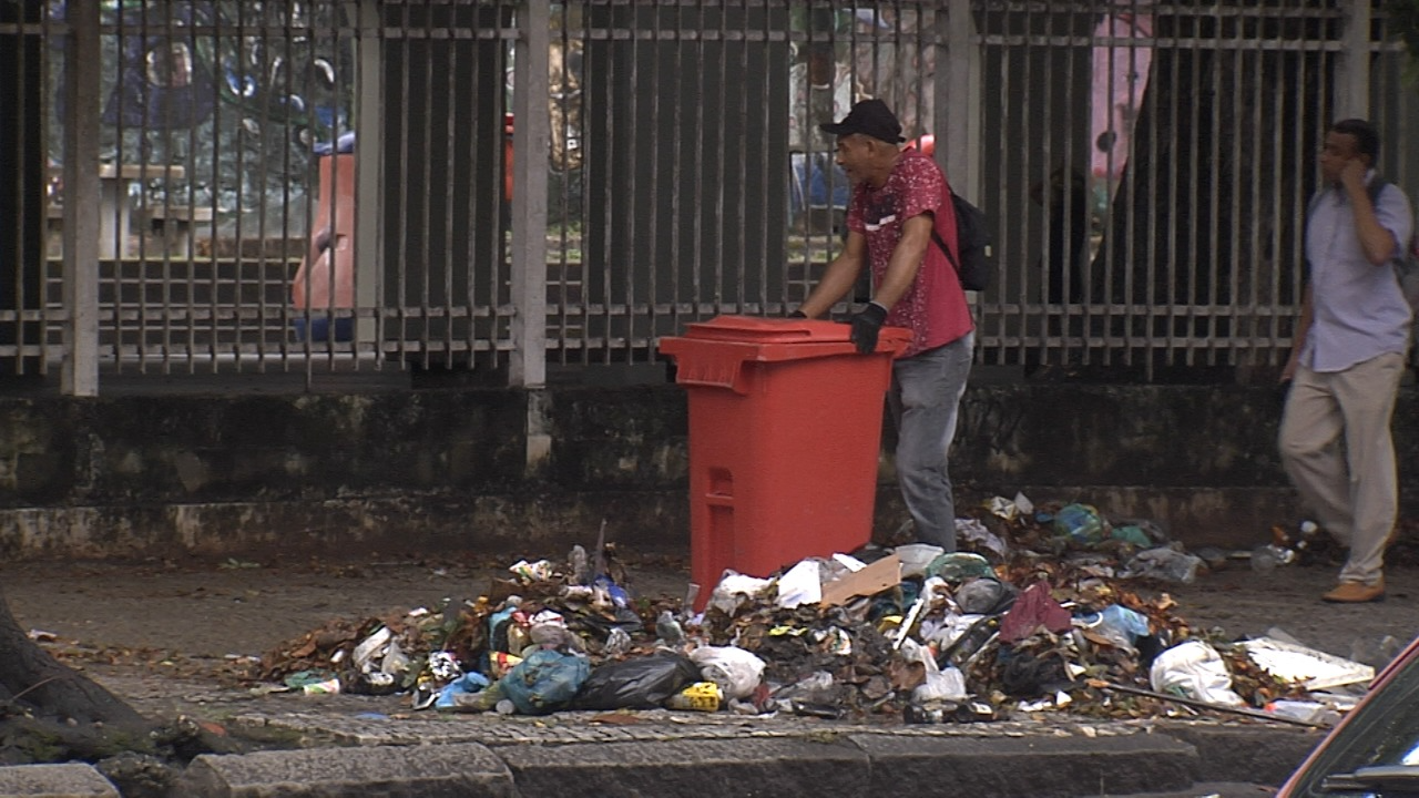 O acumulo de lixo foi espalhado pelo temporal no Rio André Fraga/TV Band