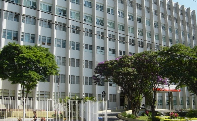 Ocupantes da motocicleta foram socorridos ao Hospital Regional Divulgação/Hospital Regional do Vale do Paraíba