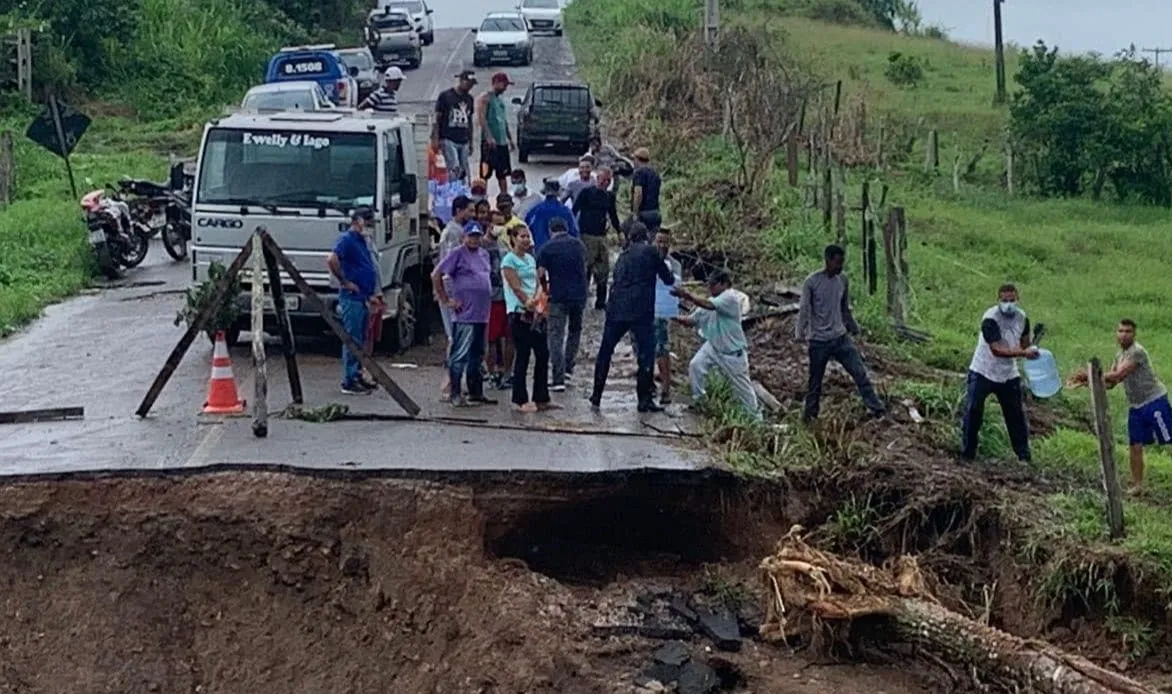 Prefeito relata pessoas resgatadas em telhados após fortes chuvas na Bahia