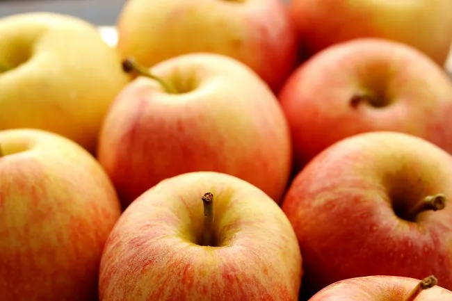 Quais frutas comer antes de dormir? Nutricionista indica maçã e outras