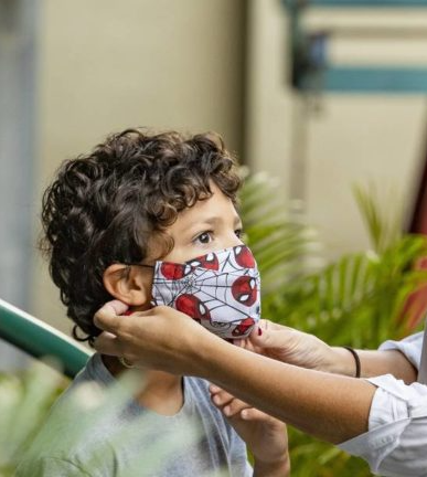 França estende uso obrigatório de máscaras a crianças a partir dos seis anos 