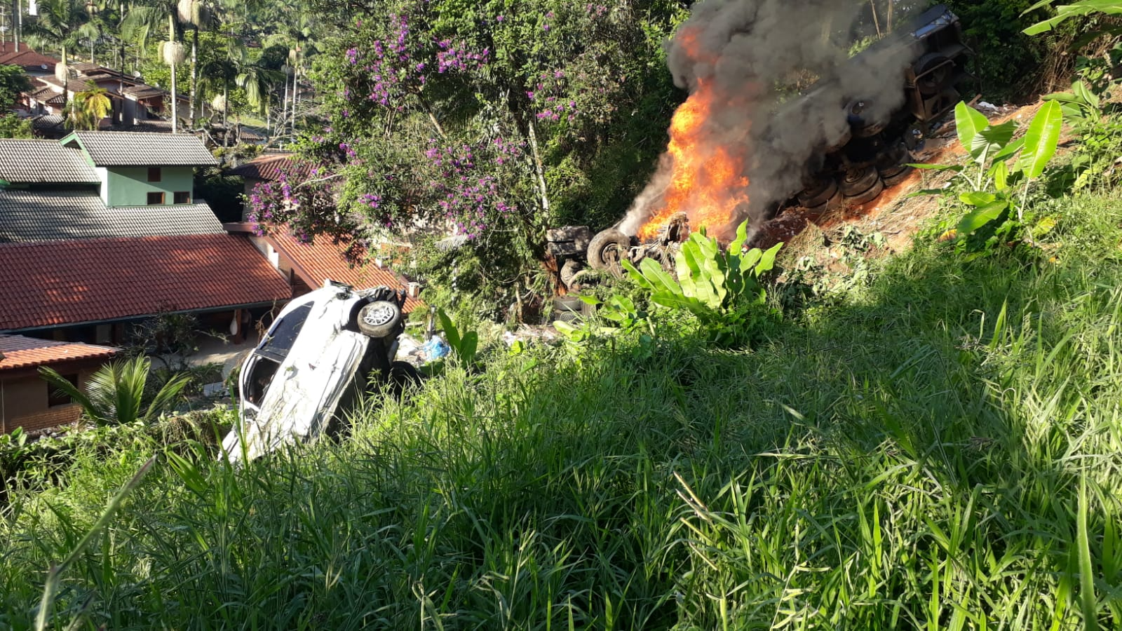 Acidente entre carro e caminhão causa interdição da Rio-Santos, em Ubatuba Divulgação/ QAP-QRV