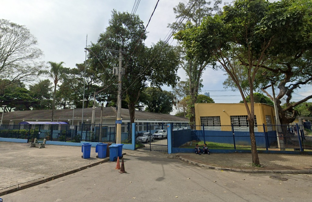 Fachada da escola municipal onde o segurança foi encontrado morto Reprodução/ Google Maps