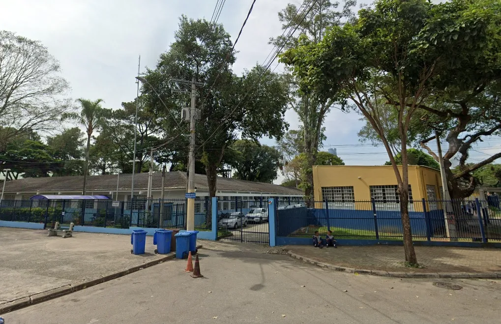 Fachada da escola municipal onde o segurança foi encontrado morto