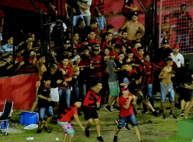 Torcedores do Sport invadem gramado em jogo contra o Vasco Reprodução