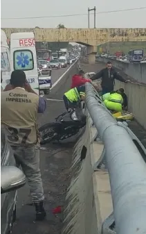 Equipe de resgate realizando o atendimento do motociclista