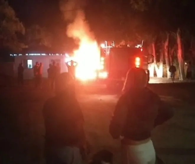 Incêndio destruiu dois ônibus em Santa Branca