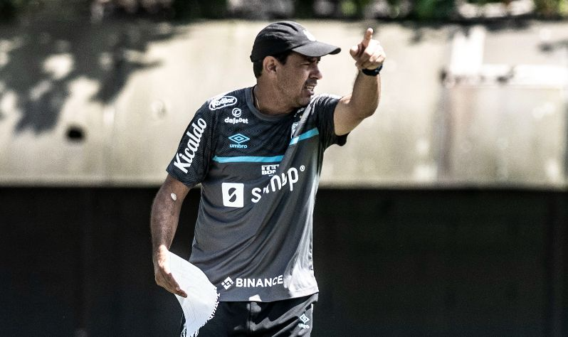 Carille testa positivo para Covid-19 e vai perder estreia do Santos no Paulistão